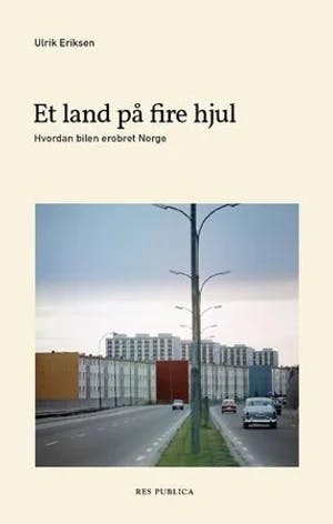 Omslag: "Et land på fire hjul : hvordan bilen erobret Norge" av Ulrik Eriksen